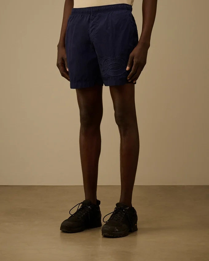 Badeshorts mit Eco-Chrome R-Grafikstickerei