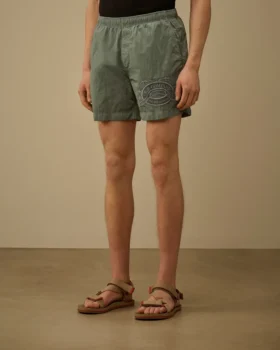 Badeshorts mit Eco-Chrome R-Grafikstickerei