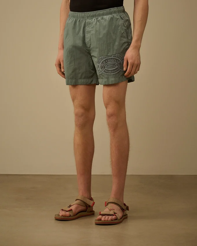 Badeshorts mit Eco-Chrome R-Grafikstickerei