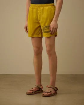 Badeshorts mit Eco-Chrome R-Grafikstickerei