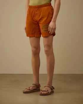 Badeshorts mit Eco-Chrome R-Grafikstickerei