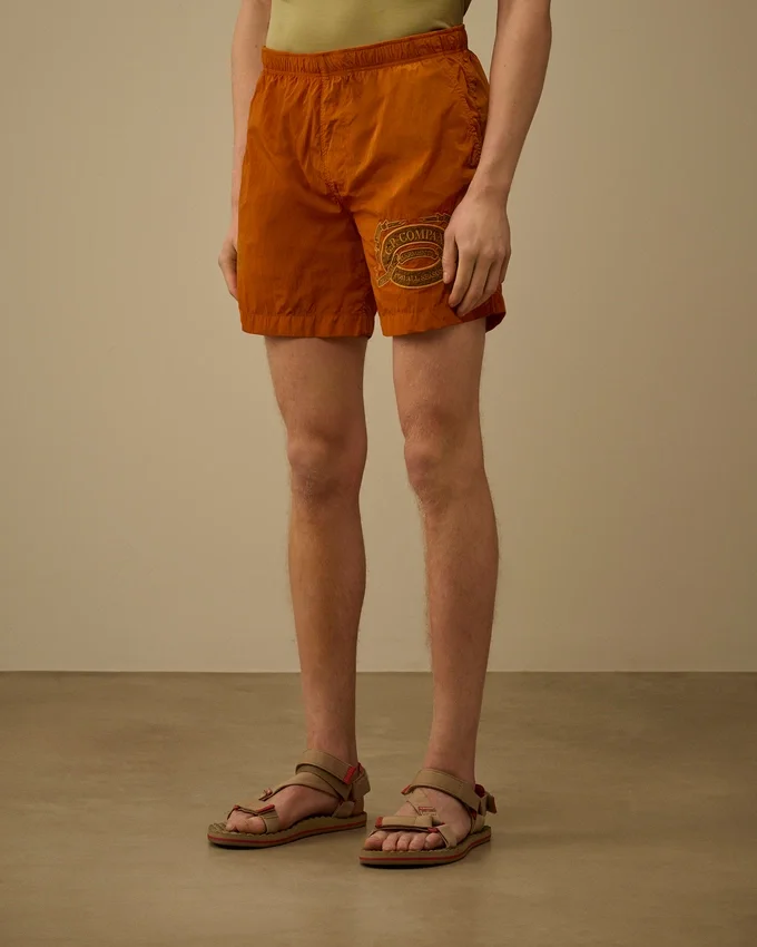 Badeshorts mit Eco-Chrome R-Grafikstickerei
