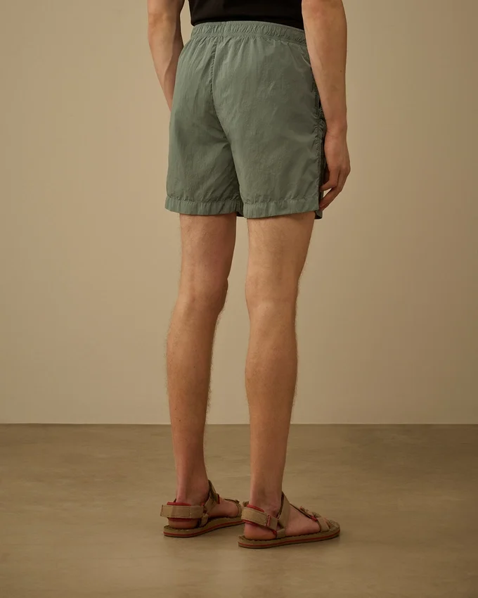Badeshorts mit Eco-Chrome R-Grafikstickerei