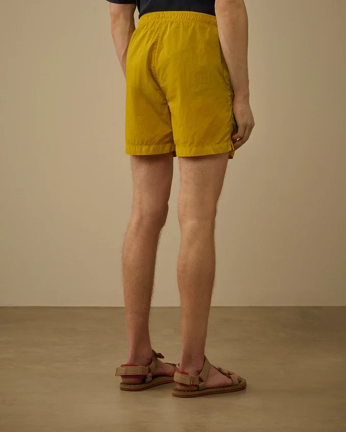 Badeshorts mit Eco-Chrome R-Grafikstickerei