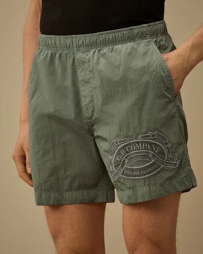Badeshorts mit Eco-Chrome R-Grafikstickerei