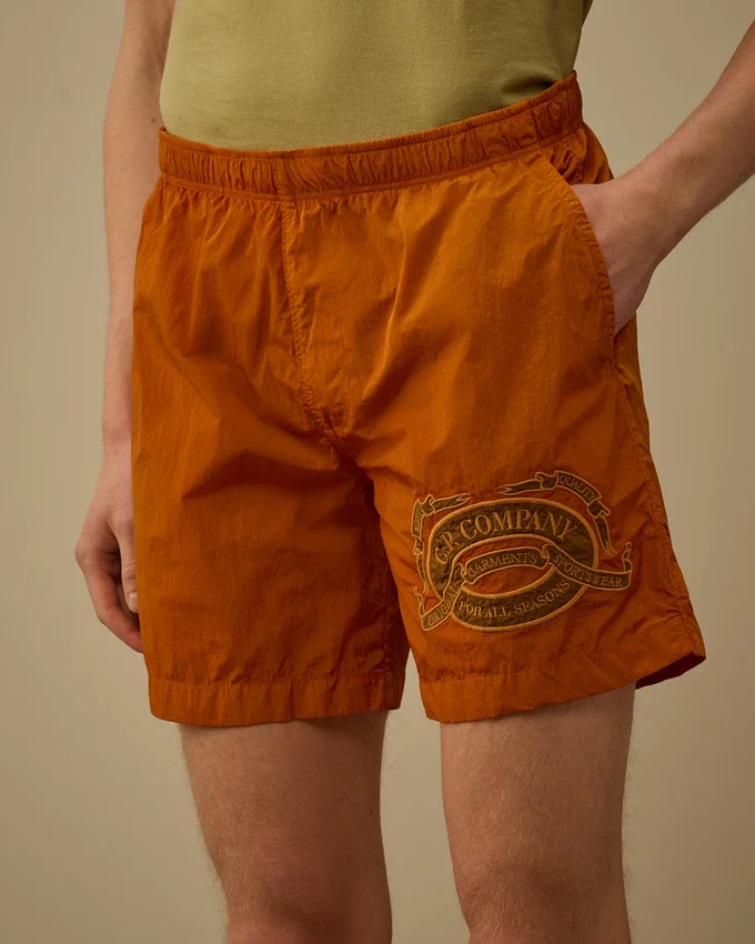 Badeshorts mit Eco-Chrome R-Grafikstickerei