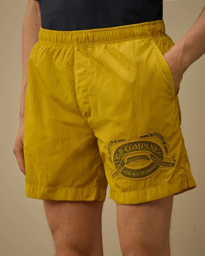 Badeshorts mit Eco-Chrome R-Grafikstickerei