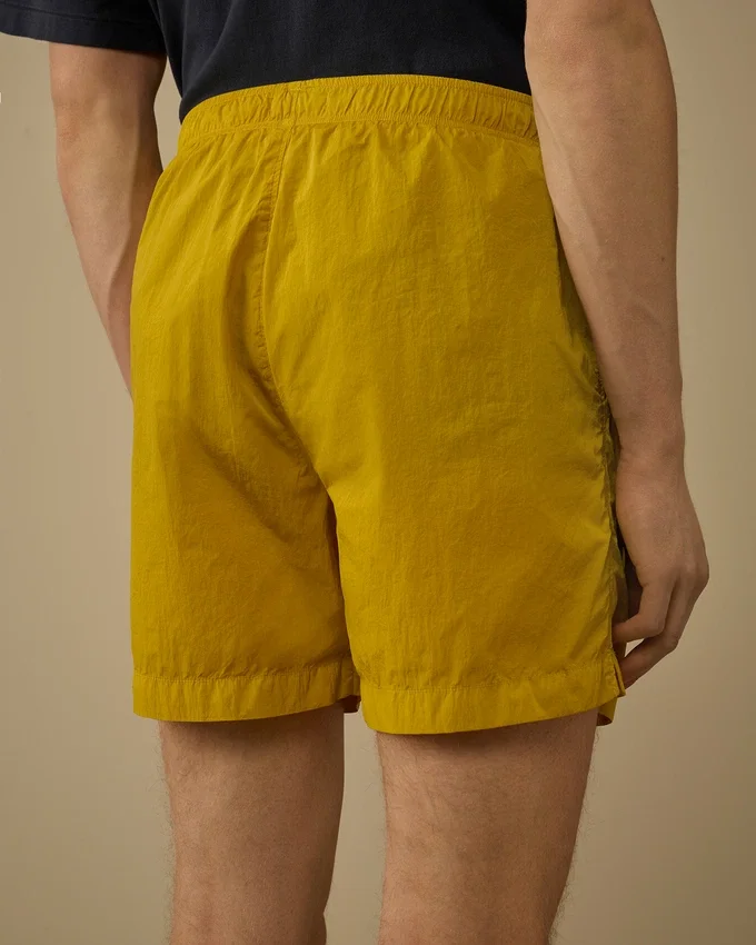 Badeshorts mit Eco-Chrome R-Grafikstickerei