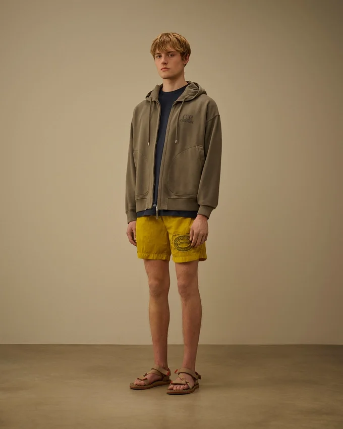 Badeshorts mit Eco-Chrome R-Grafikstickerei