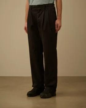 Baumwoll-Gabardine-Hose mit lockeren Abnähern