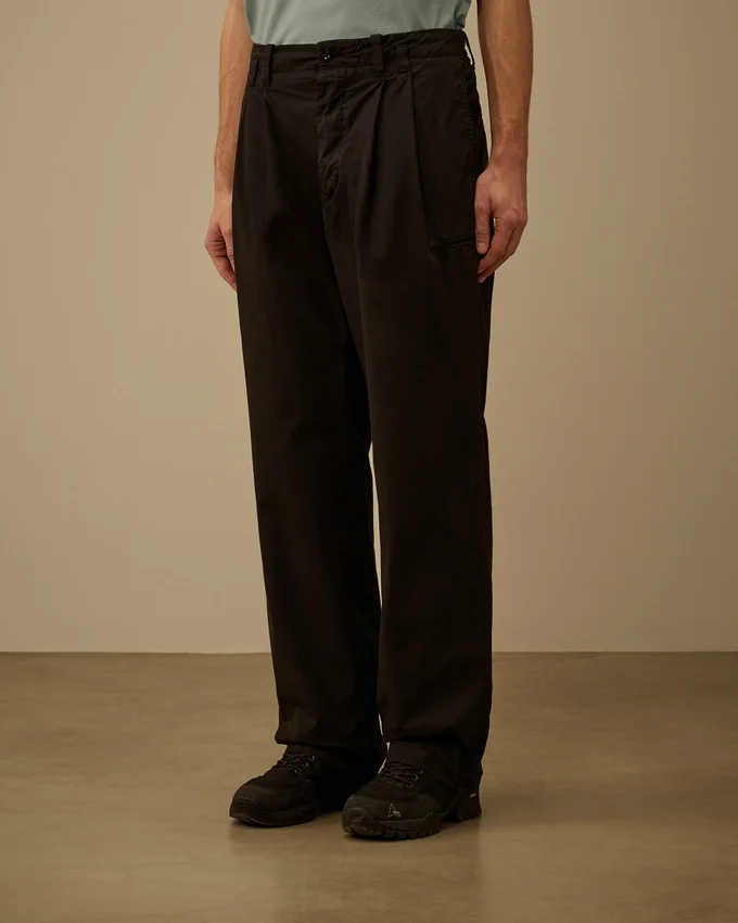 Baumwoll-Gabardine-Hose mit lockeren Abnähern