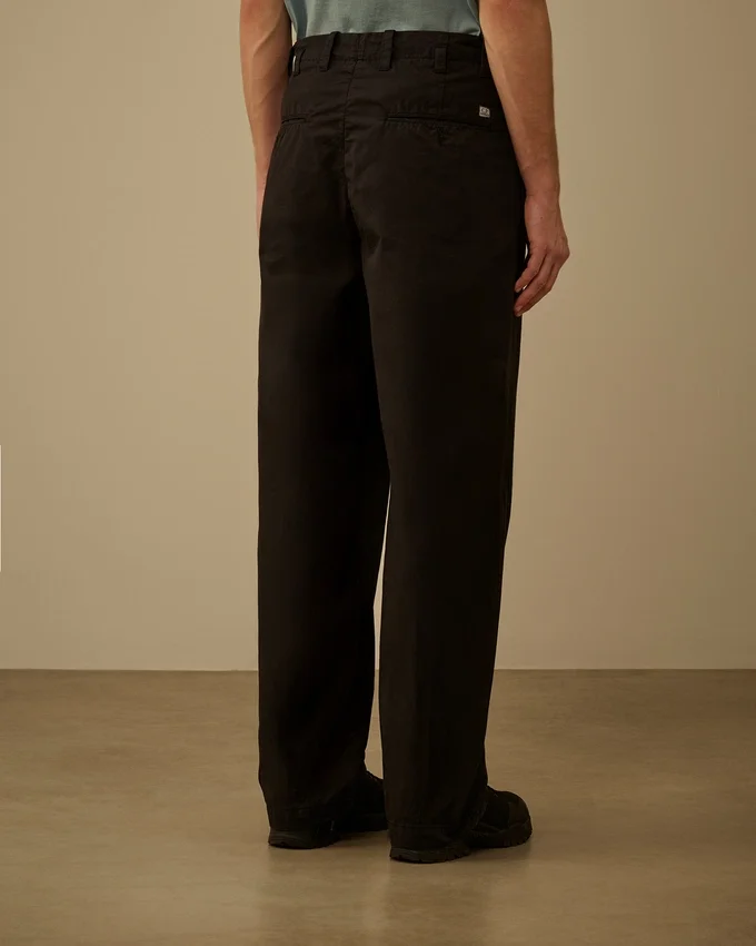 Baumwoll-Gabardine-Hose mit lockeren Abnähern
