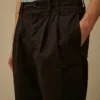 Baumwoll-Gabardine-Hose mit lockeren Abnähern