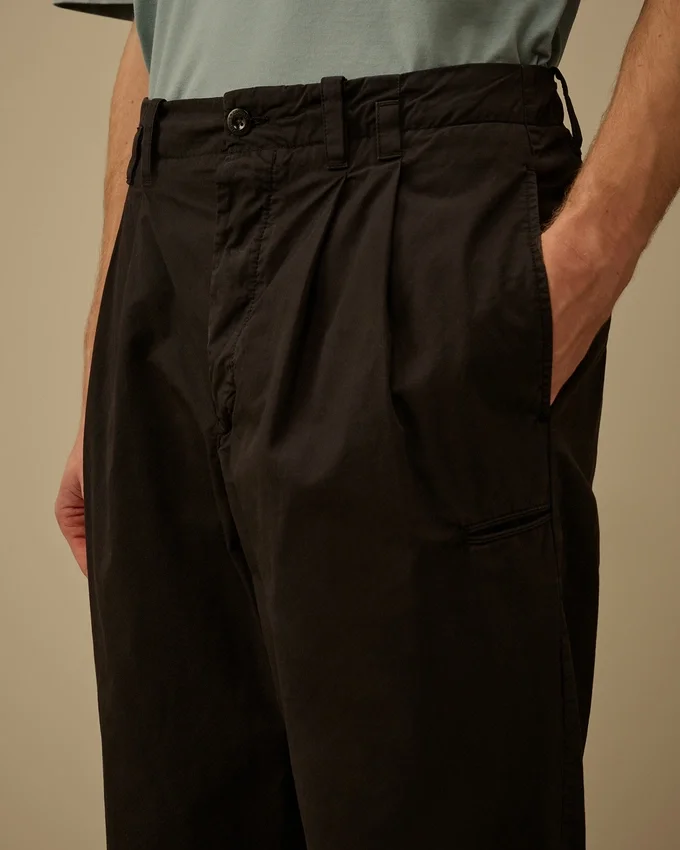 Baumwoll-Gabardine-Hose mit lockeren Abnähern