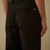 Baumwoll-Gabardine-Hose mit lockeren Abnähern