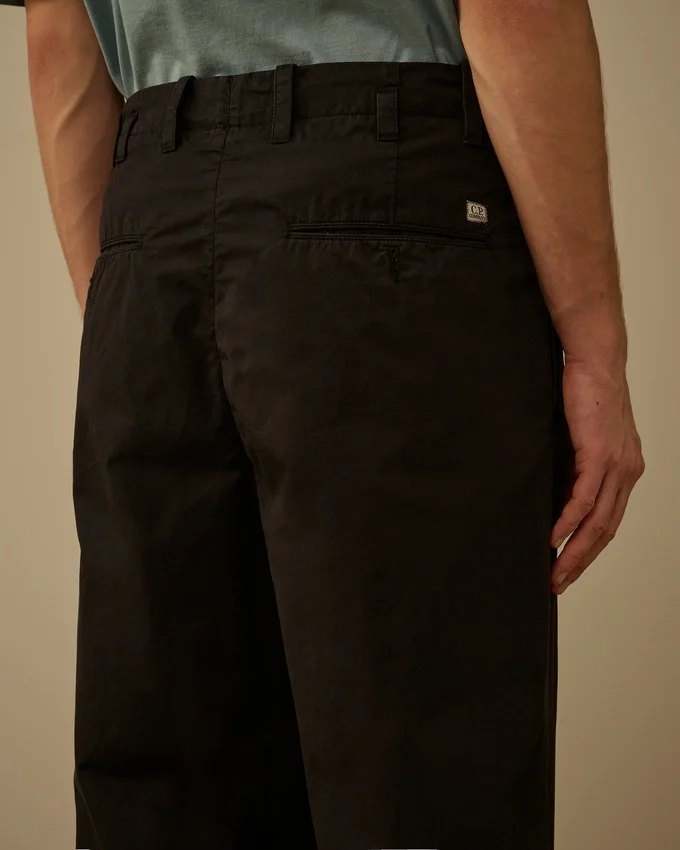 Baumwoll-Gabardine-Hose mit lockeren Abnähern