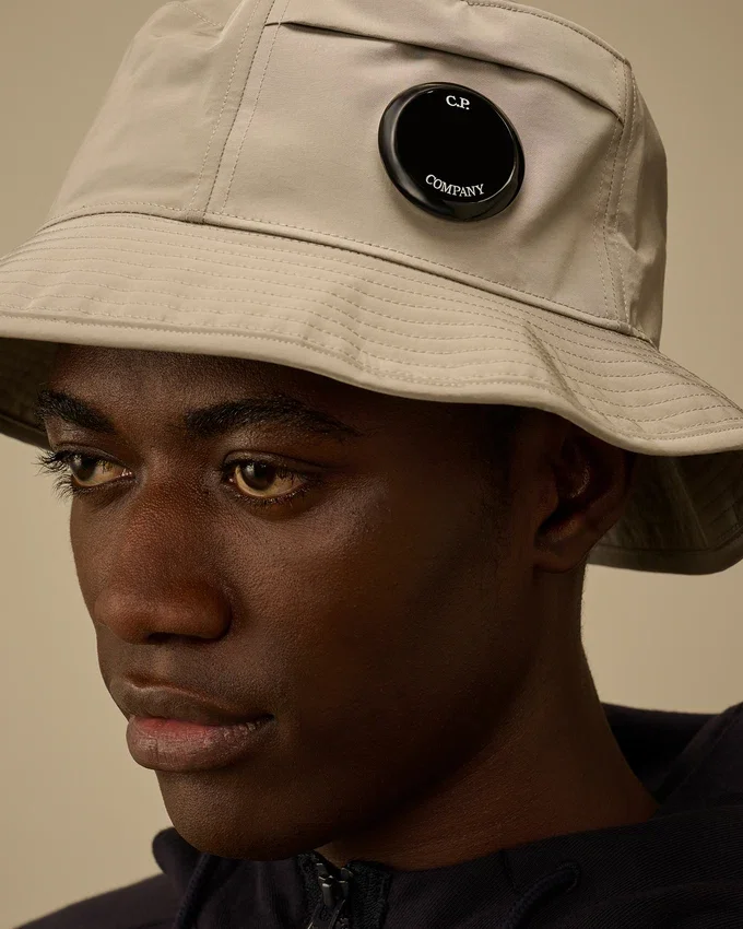 Bucket-Hat mit Chrome-R-Lens