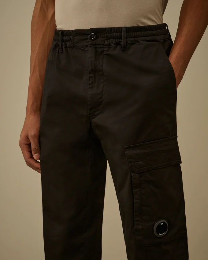 Cargo-Hose aus Stretch-Satin in regulärer Passform