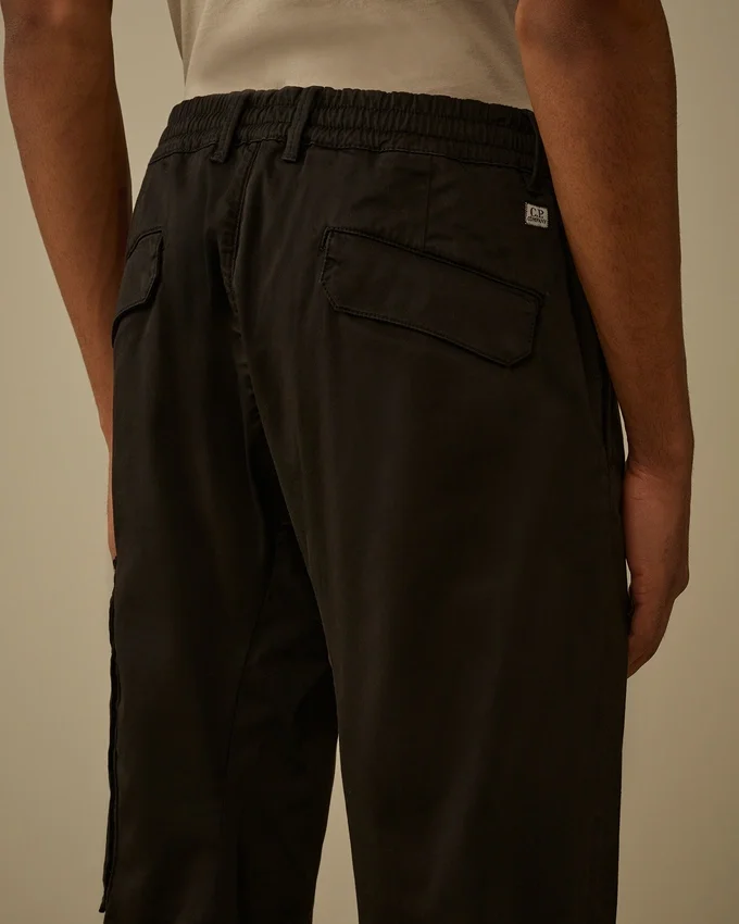 Cargo-Hose aus Stretch-Satin in regulärer Passform