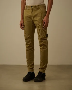 Cargo-Hose aus Stretch-Satin mit ergonomisch abgerundeten Taschen für die Lens-Brille