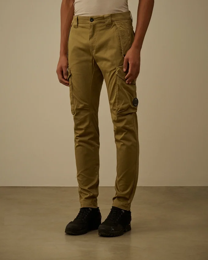 Cargo-Hose aus Stretch-Satin mit ergonomisch abgerundeten Taschen für die Lens-Brille