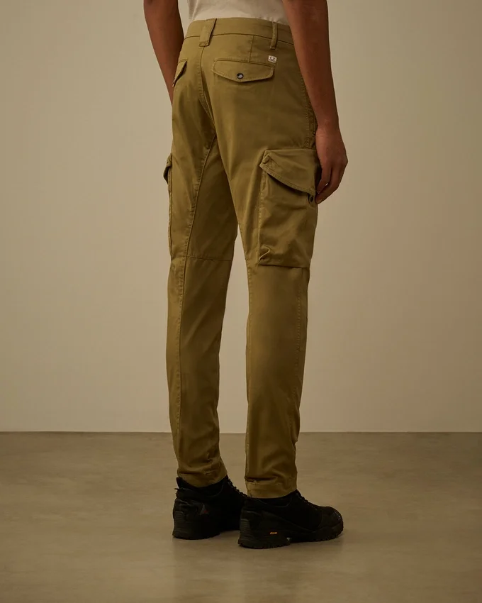 Cargo-Hose aus Stretch-Satin mit ergonomisch abgerundeten Taschen für die Lens-Brille