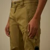 Cargo-Hose aus Stretch-Satin mit ergonomisch abgerundeten Taschen für die Lens-Brille