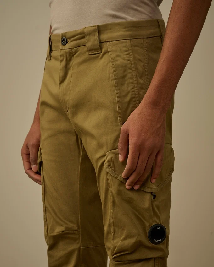 Cargo-Hose aus Stretch-Satin mit ergonomisch abgerundeten Taschen für die Lens-Brille