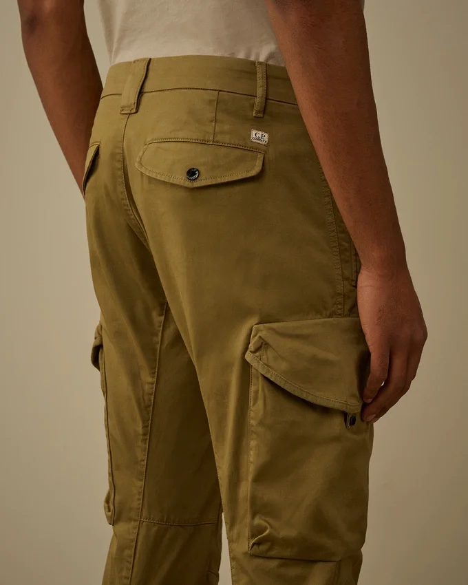 Cargo-Hose aus Stretch-Satin mit ergonomisch abgerundeten Taschen für die Lens-Brille
