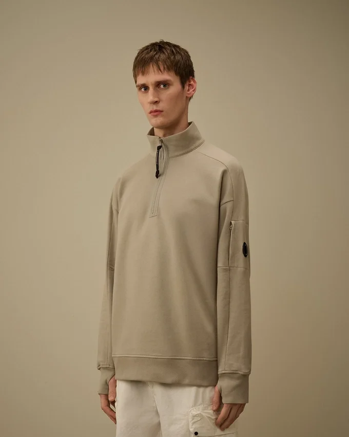 Diagonal Raised Fleece-Sweatshirt mit halbem Reißverschluss und „Lens“-Motiv