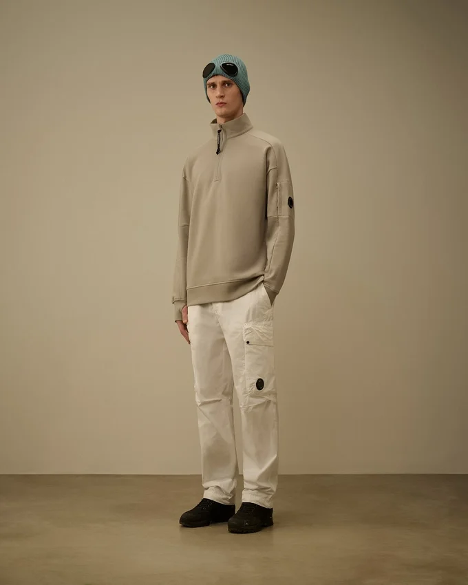 Diagonal Raised Fleece-Sweatshirt mit halbem Reißverschluss und „Lens“-Motiv