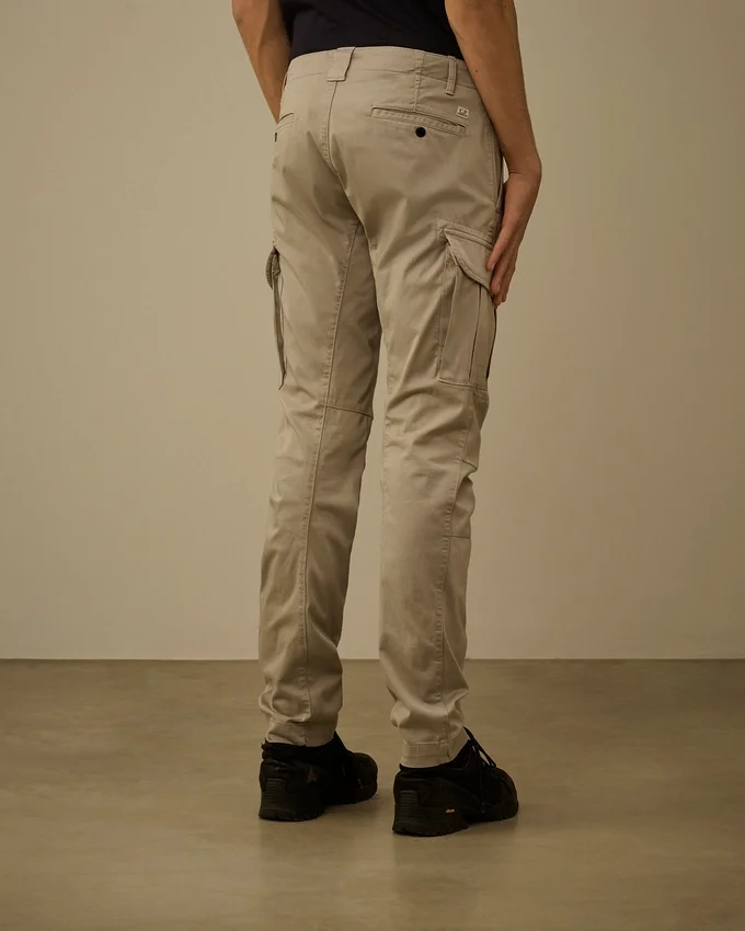 Ergonomische Lens-Hose aus Stretch-Satin