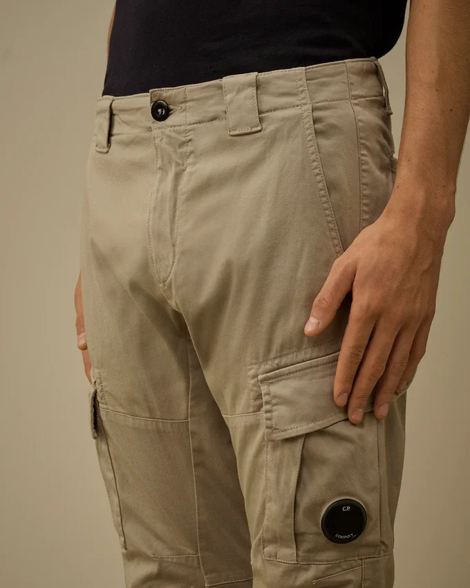 Ergonomische Lens-Hose aus Stretch-Satin