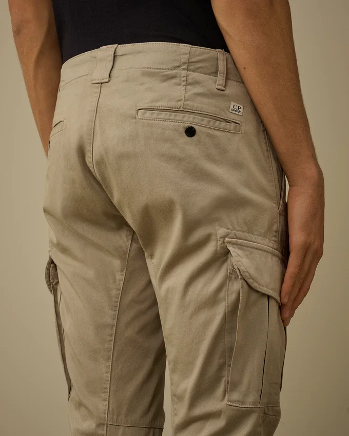 Ergonomische Lens-Hose aus Stretch-Satin