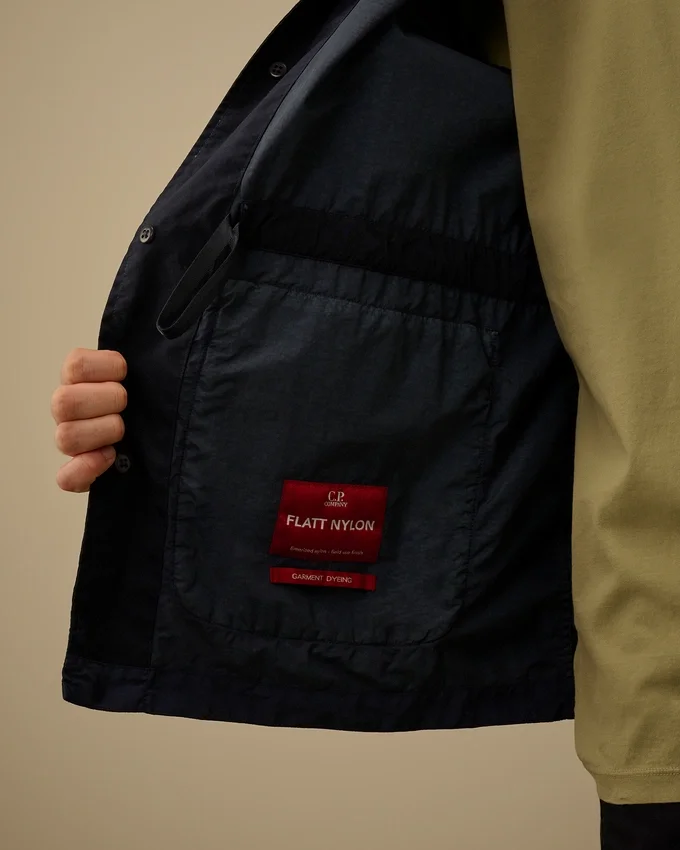 Flatt Nylon-Jacke mit gemischten Knöpfen und Linsen