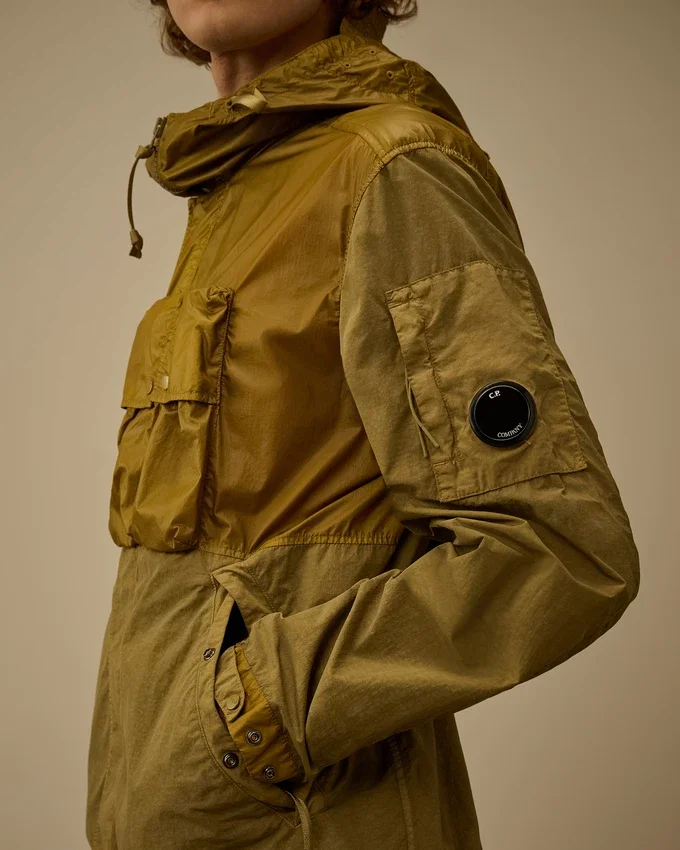Flatt Nylon-Misch-Kapuzenjacke mit Linsen