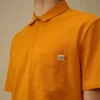 Kurzärmeliges Polohemd mit Brusttasche aus Stretch-Piqué