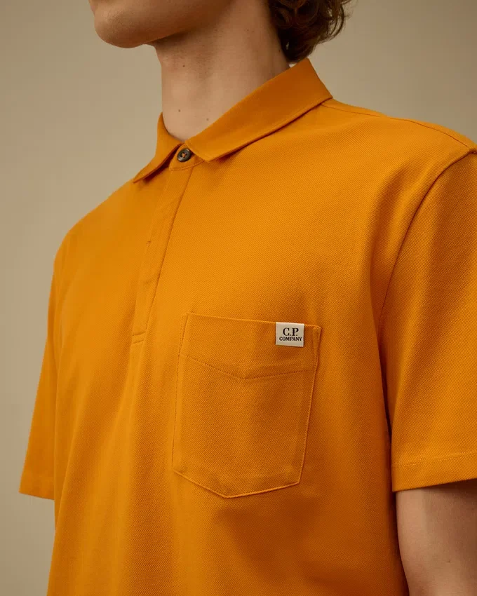Kurzärmeliges Polohemd mit Brusttasche aus Stretch-Piqué