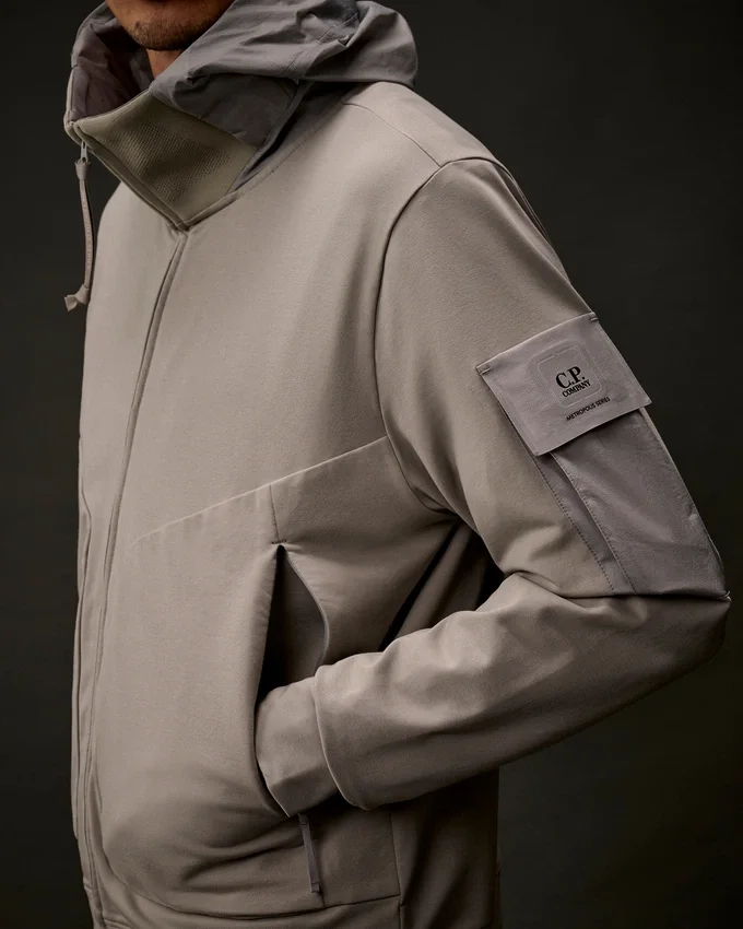 Metropolis Series: Kapuzen-Sweatshirt aus Stretch-Fleece