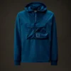 Metropolis Series: Kapuzen-Sweatshirt aus Stretch-Fleece mit halbem Reißverschluss