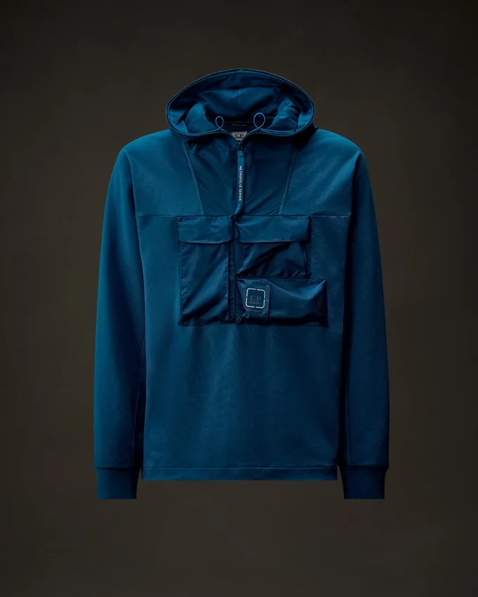 Metropolis Series: Kapuzen-Sweatshirt aus Stretch-Fleece mit halbem Reißverschluss