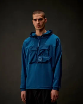 Metropolis Series: Kapuzen-Sweatshirt aus Stretch-Fleece mit halbem Reißverschluss