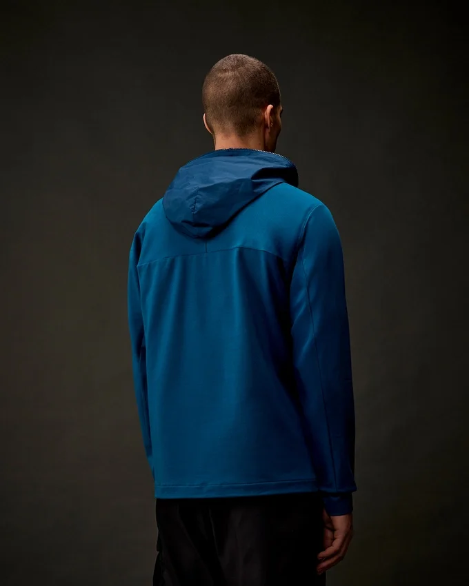Metropolis Series: Kapuzen-Sweatshirt aus Stretch-Fleece mit halbem Reißverschluss