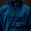 Metropolis Series: Kapuzen-Sweatshirt aus Stretch-Fleece mit halbem Reißverschluss