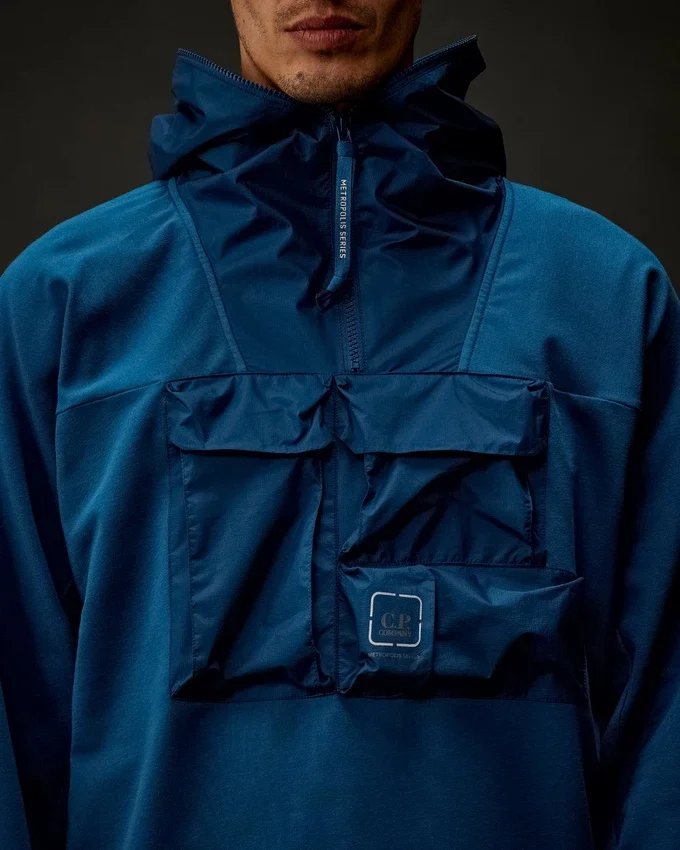 Metropolis Series: Kapuzen-Sweatshirt aus Stretch-Fleece mit halbem Reißverschluss