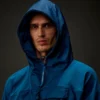 Metropolis Series: Kapuzen-Sweatshirt aus Stretch-Fleece mit halbem Reißverschluss