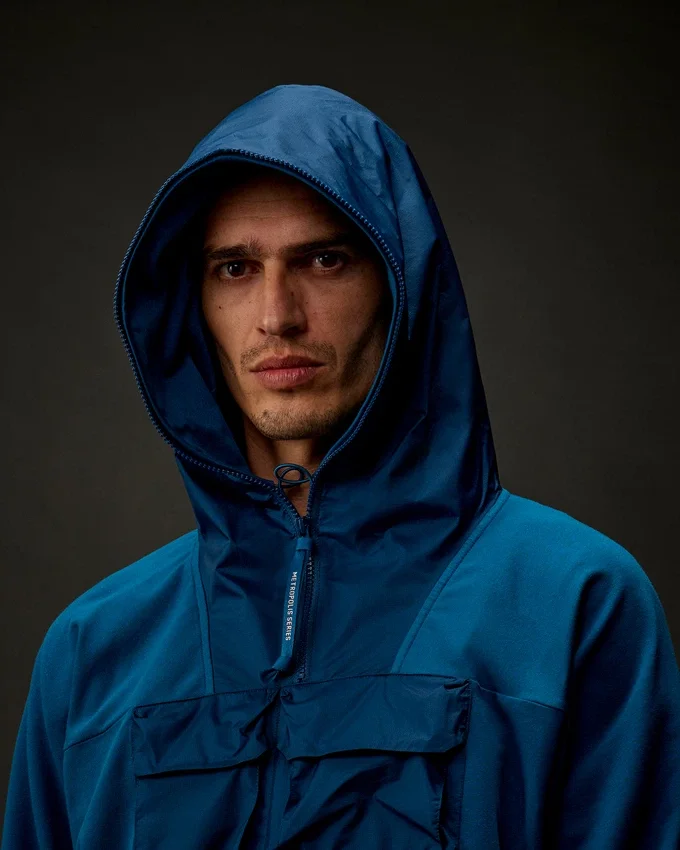 Metropolis Series: Kapuzen-Sweatshirt aus Stretch-Fleece mit halbem Reißverschluss
