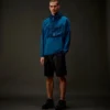 Metropolis Series: Kapuzen-Sweatshirt aus Stretch-Fleece mit halbem Reißverschluss