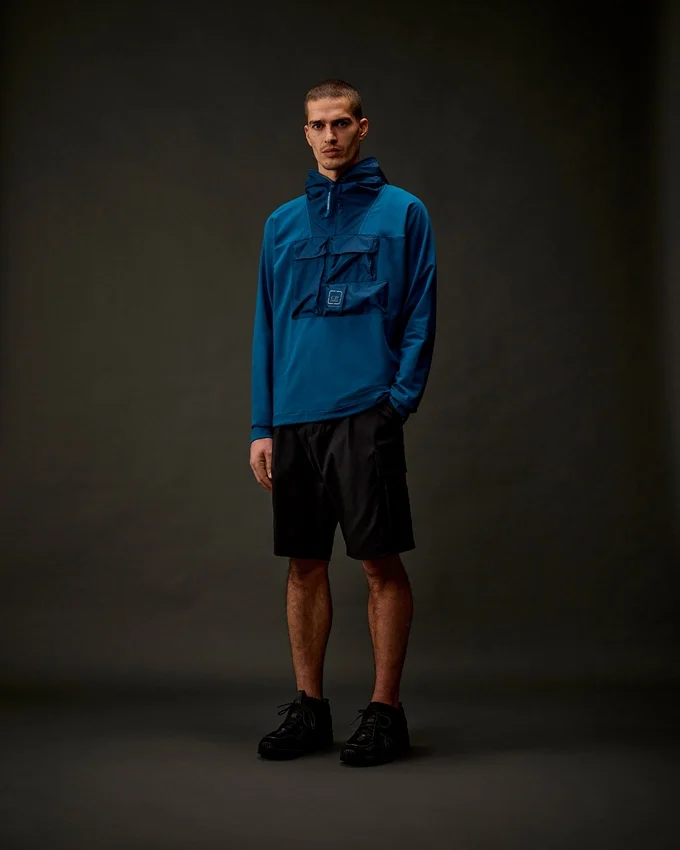 Metropolis Series: Kapuzen-Sweatshirt aus Stretch-Fleece mit halbem Reißverschluss