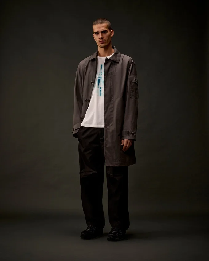 Metropolis Series: Kurzarm-T-Shirt aus merzerisiertem Jersey mit grafischem Logo